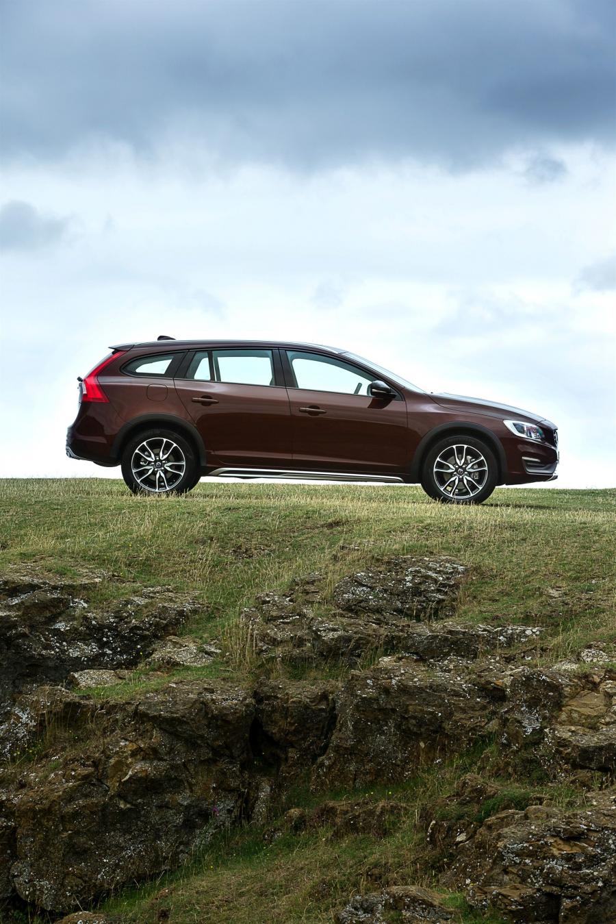  Volvo V60 D3 Cross Country 2015 года  (UK) (фото 11 из 22)